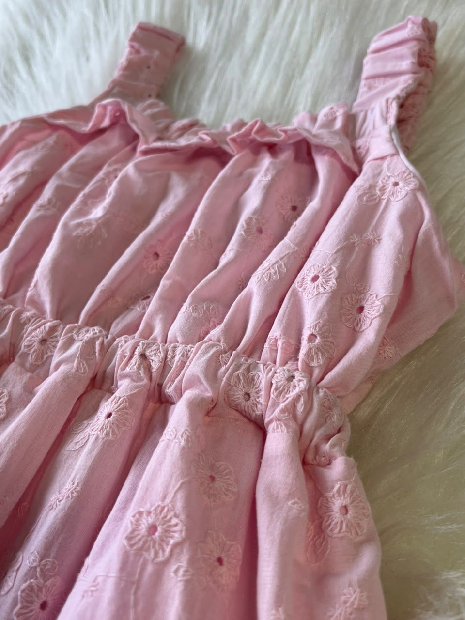 VESTIDO INFANTIL COM BORDADOS DE FLORES ROSA