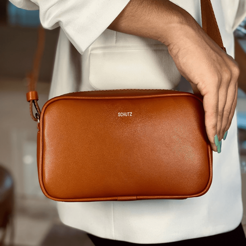 BOLSA SCHUTZ NATALIE ALÇA LOGO COURO - Maria Canela BOLSA SCHUTZ NATALIE ALÇA LOGO COURO - Maria Canela
