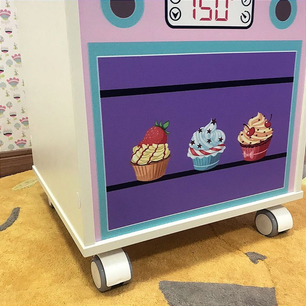 Baú para brinquedos com tampa e rodízio - tema cozinha infantil