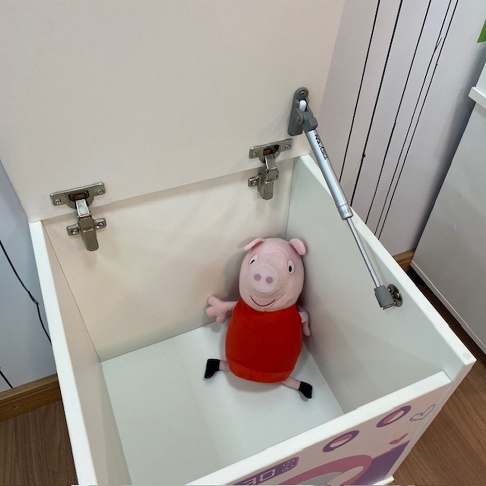 Baú para brinquedos com tampa e rodízio - tema porquinha - máquina de lavar infantil