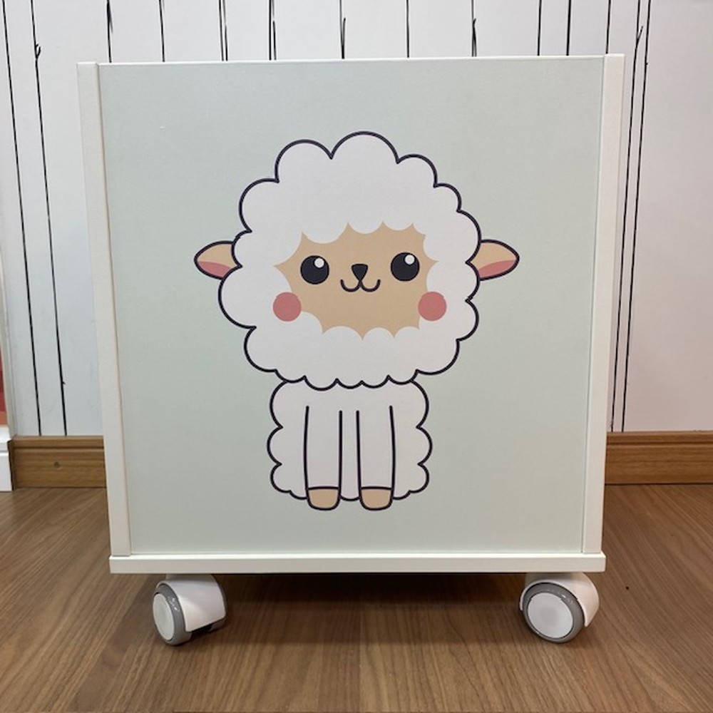 Baú de brinquedos com rodízio e tema ovelha