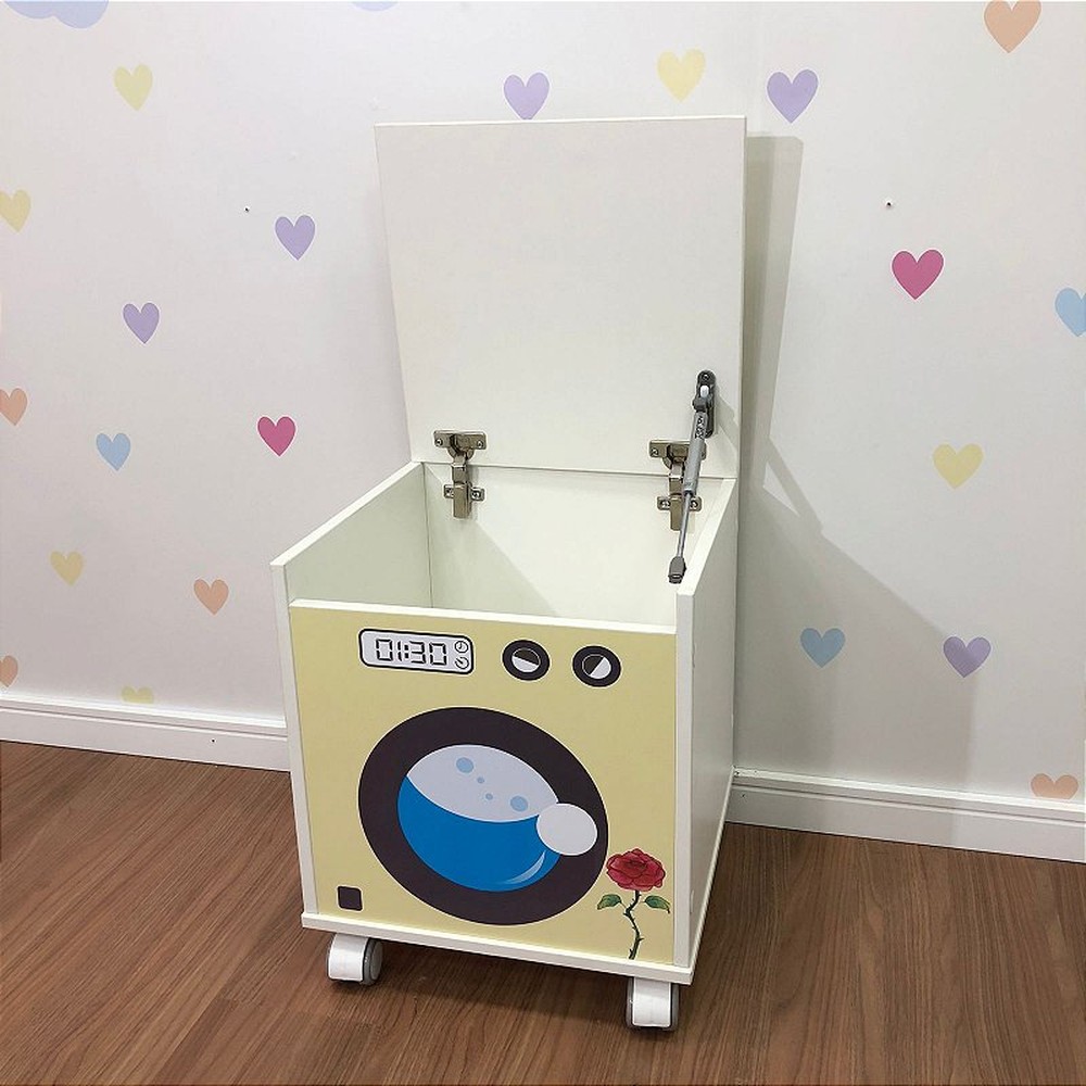 Baú para brinquedos com tampa e rodízio - tema Bela - máquina de lavar infantil