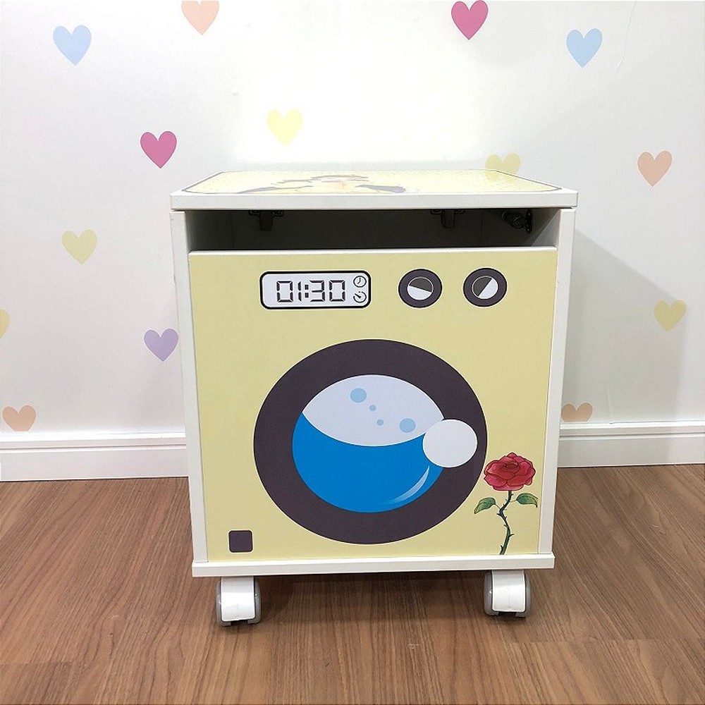 Baú para brinquedos com tampa e rodízio - tema Bela - máquina de lavar infantil