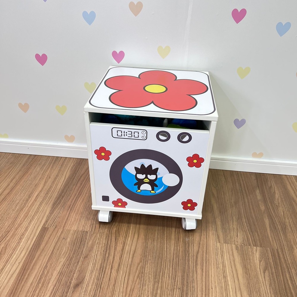 Baú para brinquedos com tampa e rodízio - tema hello kitty - máquina de lavar infantil