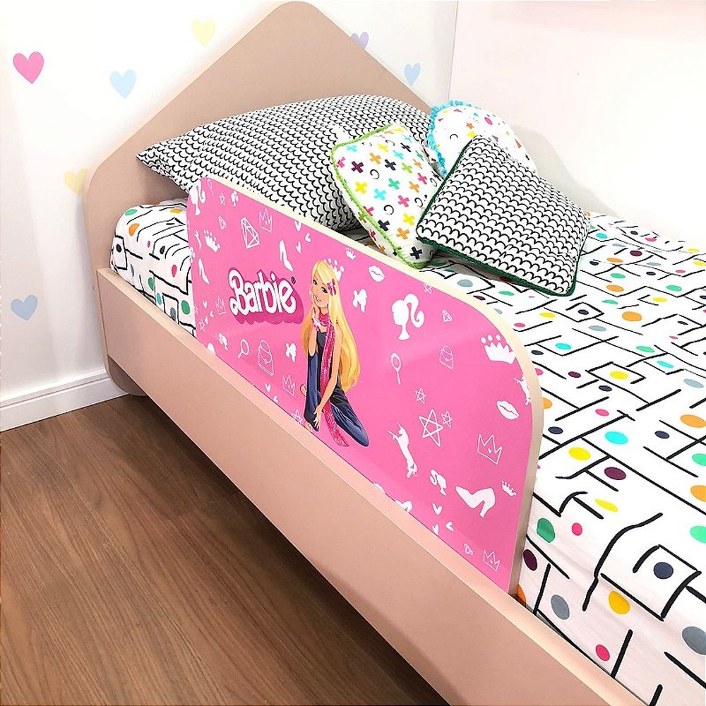 Protetor de cama infantil lateral rosa com tema boneca