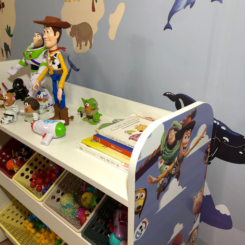 Organizador de brinquedos com prateleira mais 4 caixas pequenas e 2 grandes - tema Toy Story