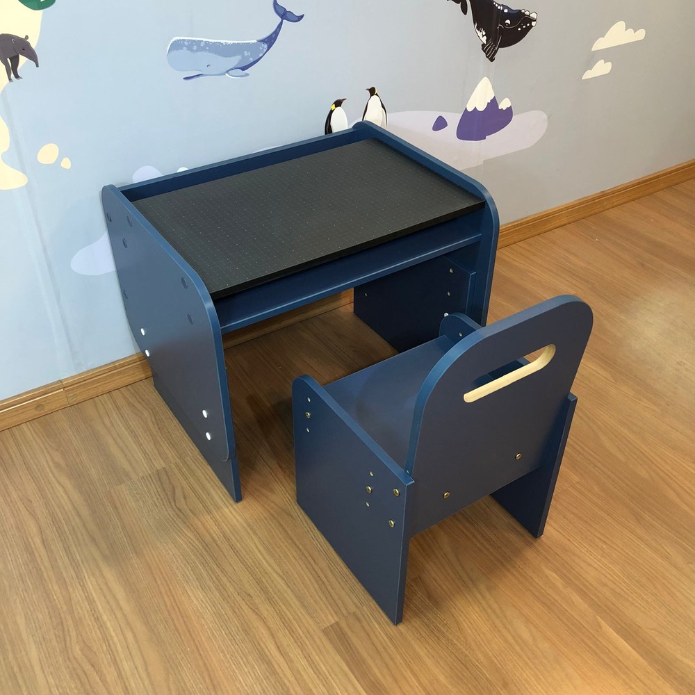 Kit mesa mais cadeira infantil com regulagem - cor azul e tampo tipo lousa negra