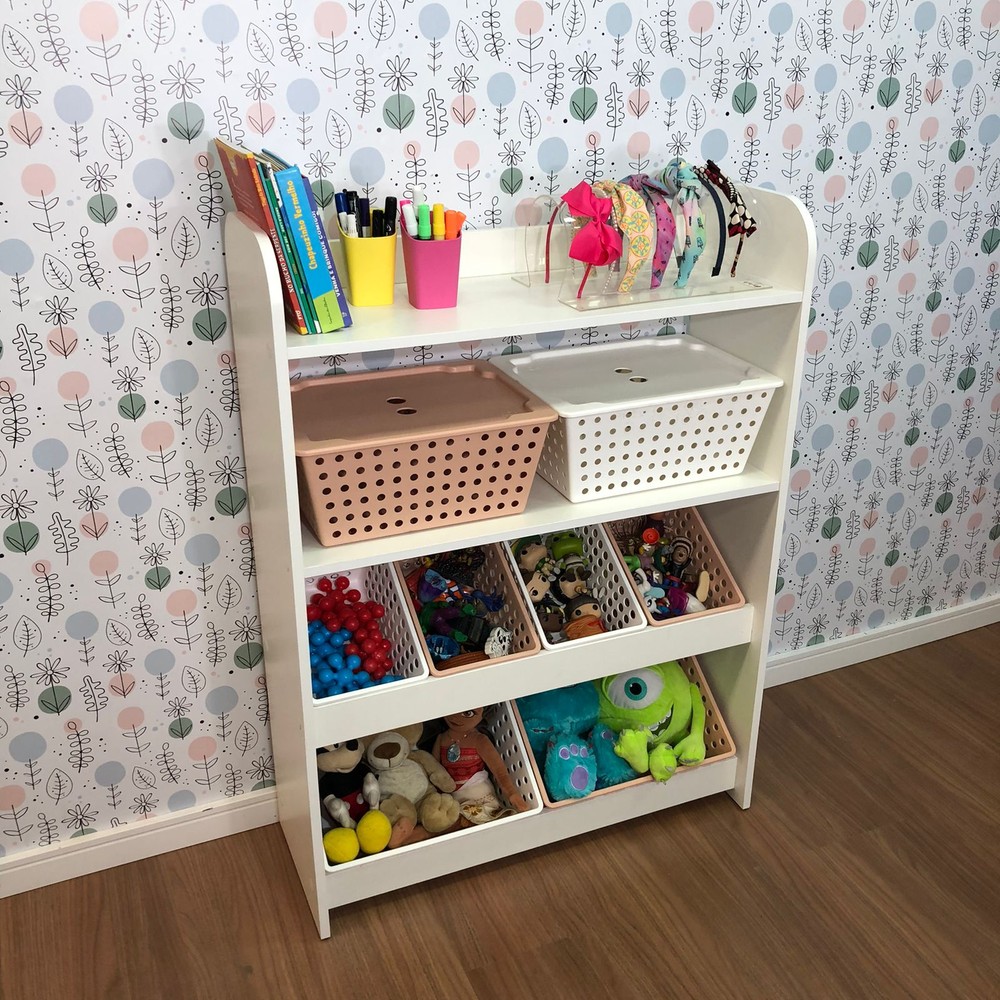 Organizador de Brinquedos estilo montessori com caixas inclinadas e duas prateleiras e caixas com tampa.