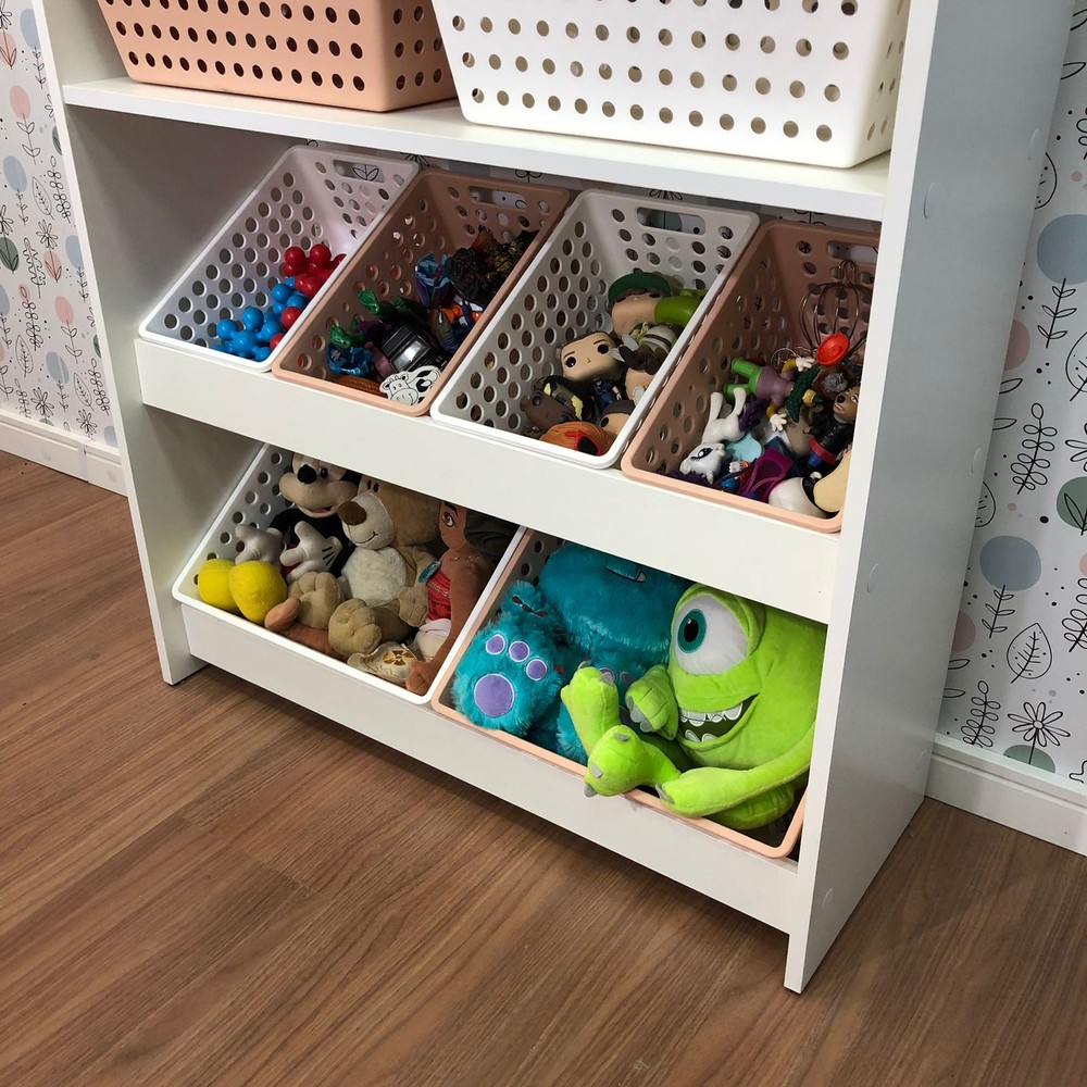Organizador de Brinquedos estilo montessori com caixas inclinadas e duas prateleiras e caixas com tampa.