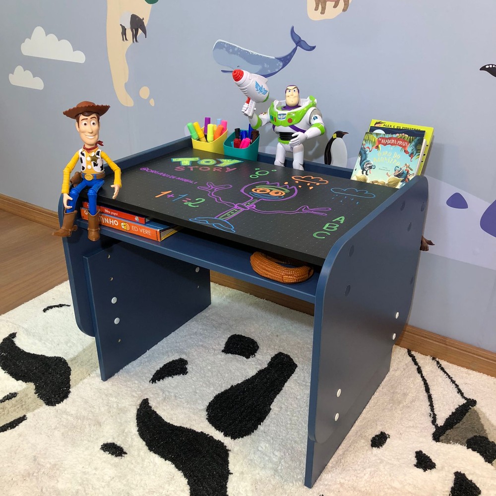 Mesa infantil pequena com regulagem de altura tampo lousa negra – cor azul