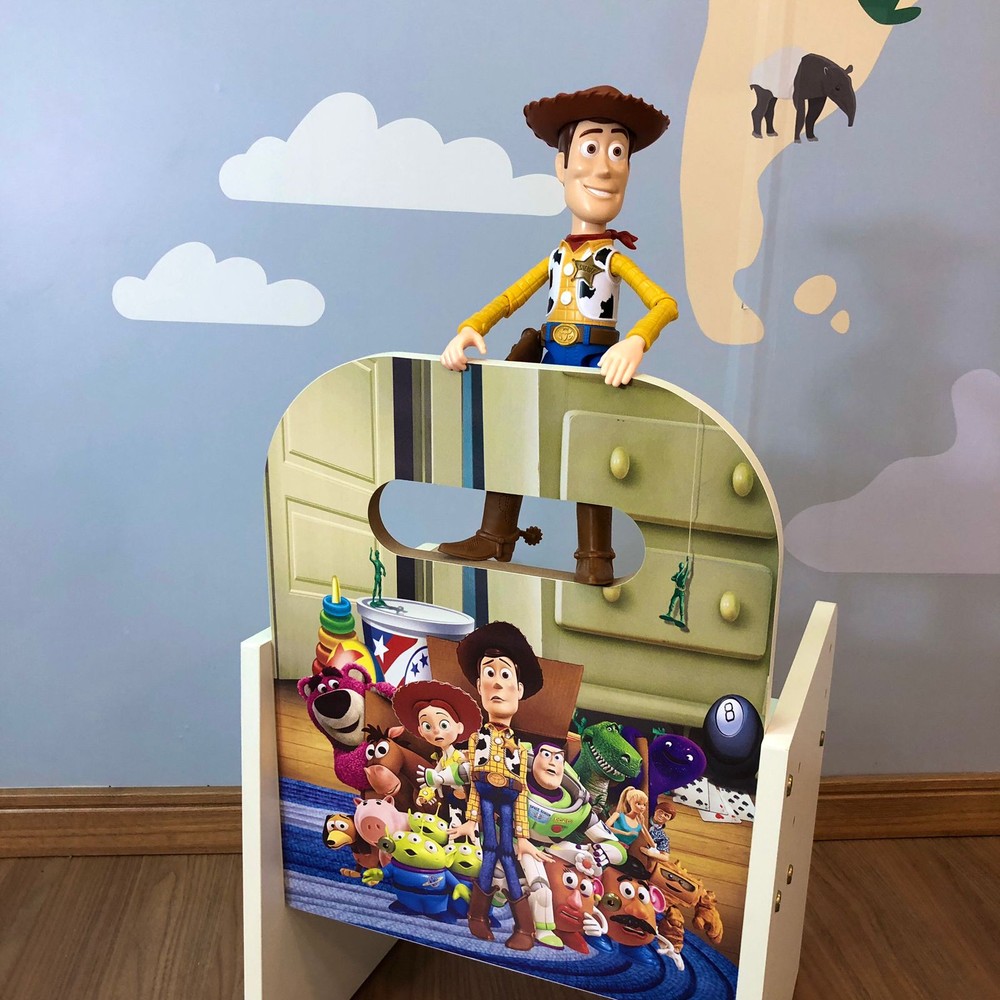 Cadeira infantil com regulagem de altura tema Toy Story