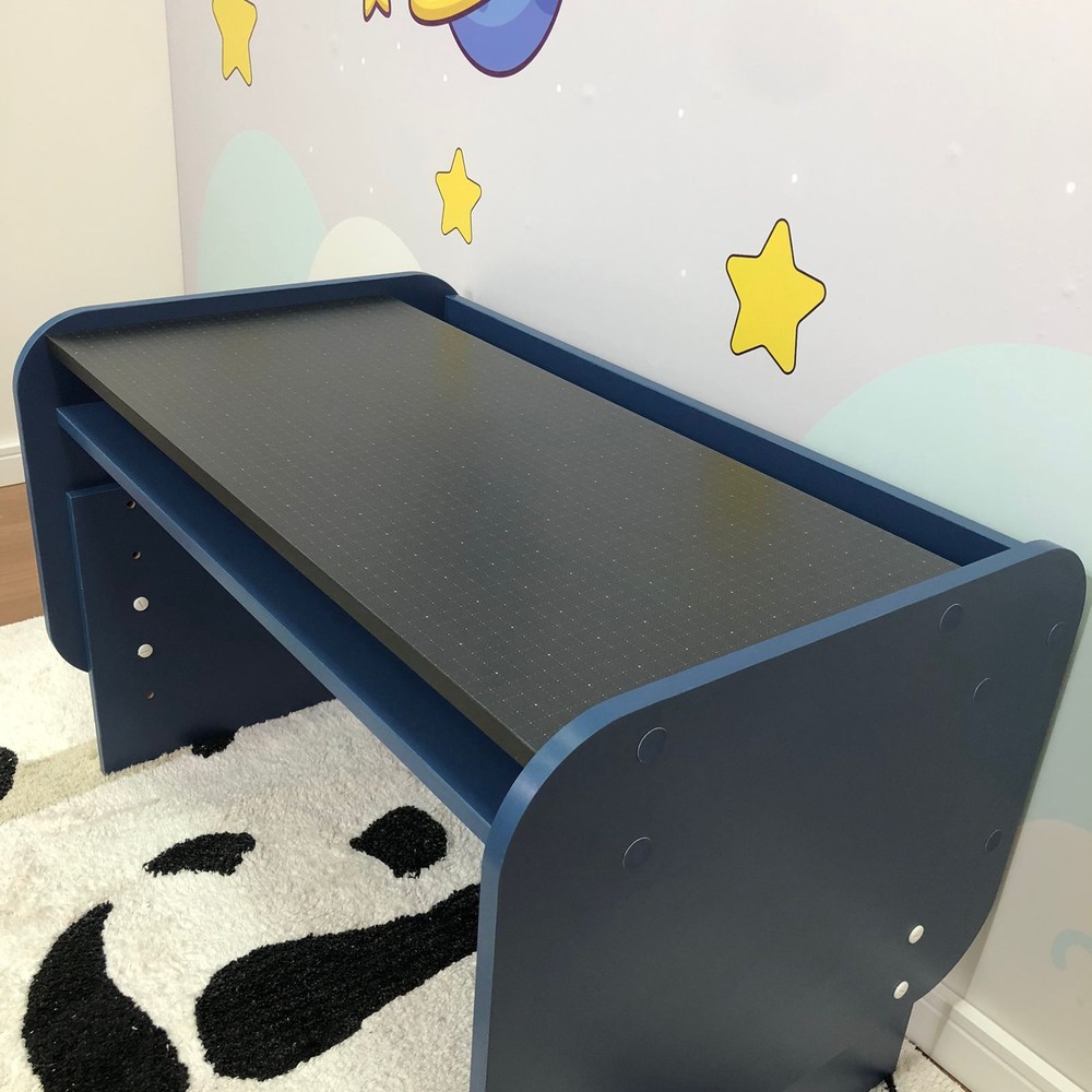 Mesa infantil grande com regulagem de altura tampo lousa negra - cor azul