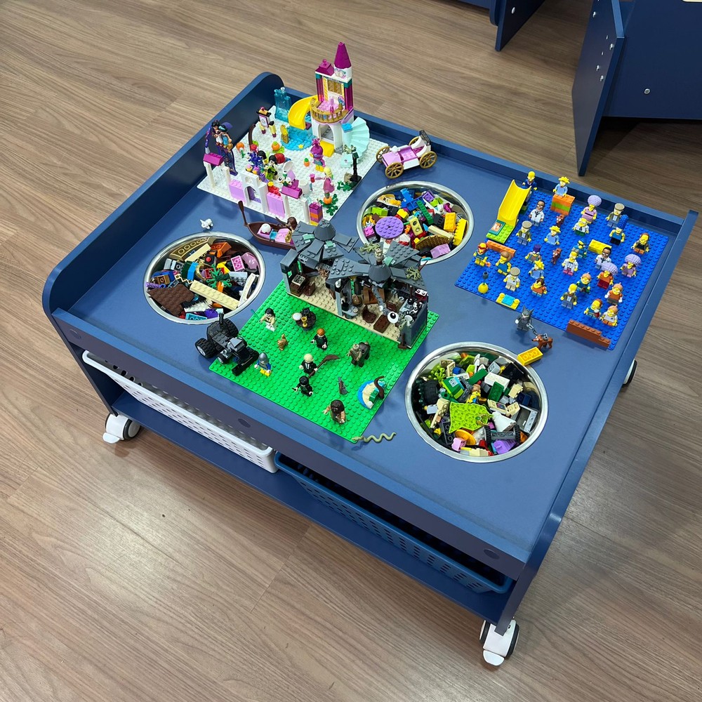 Mesa de montagem para lego com rodizio - 4 caixas one maxi e cuba - Azul