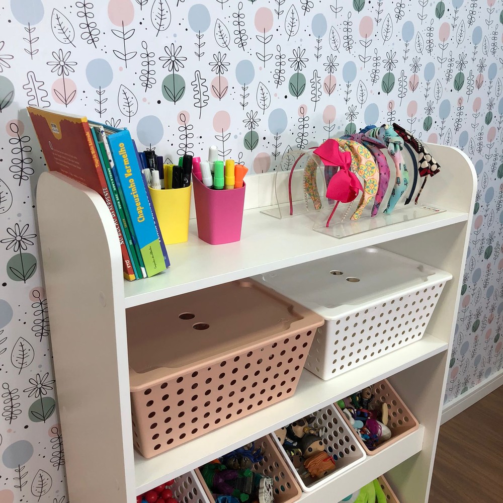 Organizador de Brinquedos estilo montessori com caixas inclinadas e duas prateleiras e caixas com tampa.