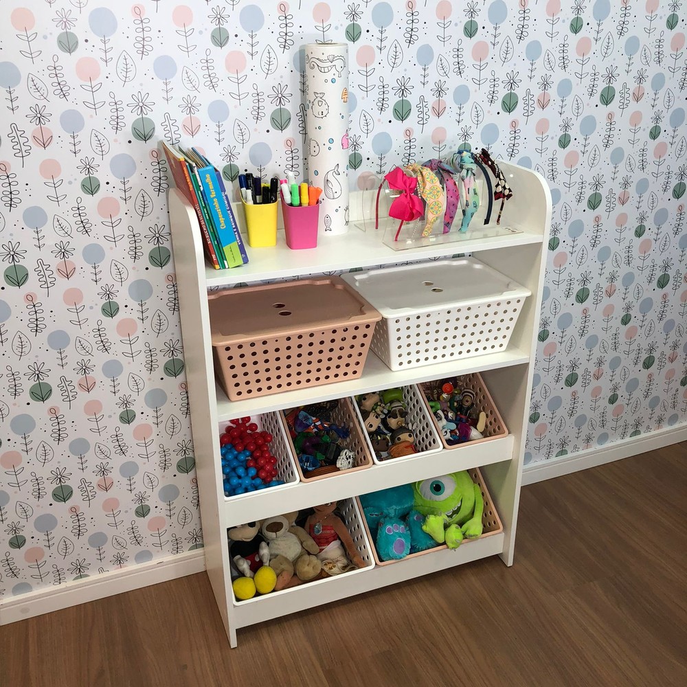 Organizador de Brinquedos estilo montessori com caixas inclinadas e duas prateleiras e caixas com tampa.