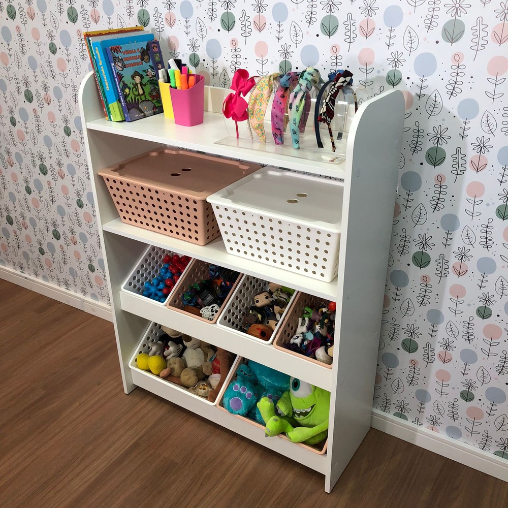 Organizador de Brinquedos estilo montessori com caixas inclinadas e duas prateleiras e caixas com tampa.