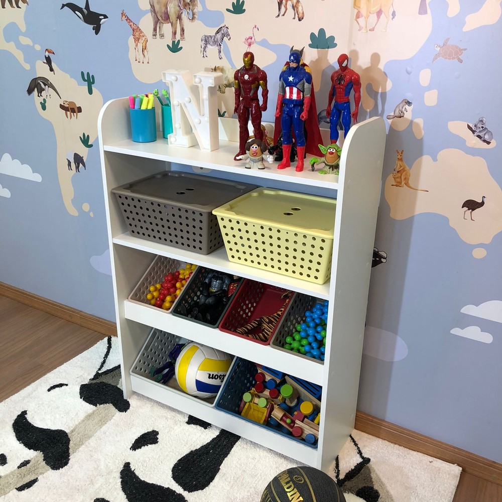 Organizador de Brinquedos estilo montessori com caixas inclinadas e duas prateleiras e caixas com tampa.