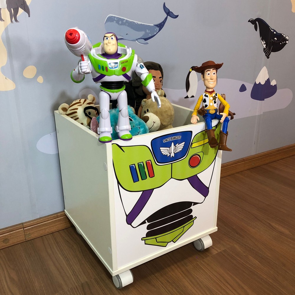 Baú de brinquedos com rodízio e tema Buzz Lightyear