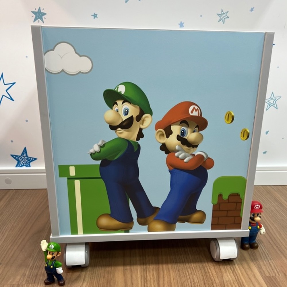 Baú de brinquedos com rodízio e tema mario bros dupla