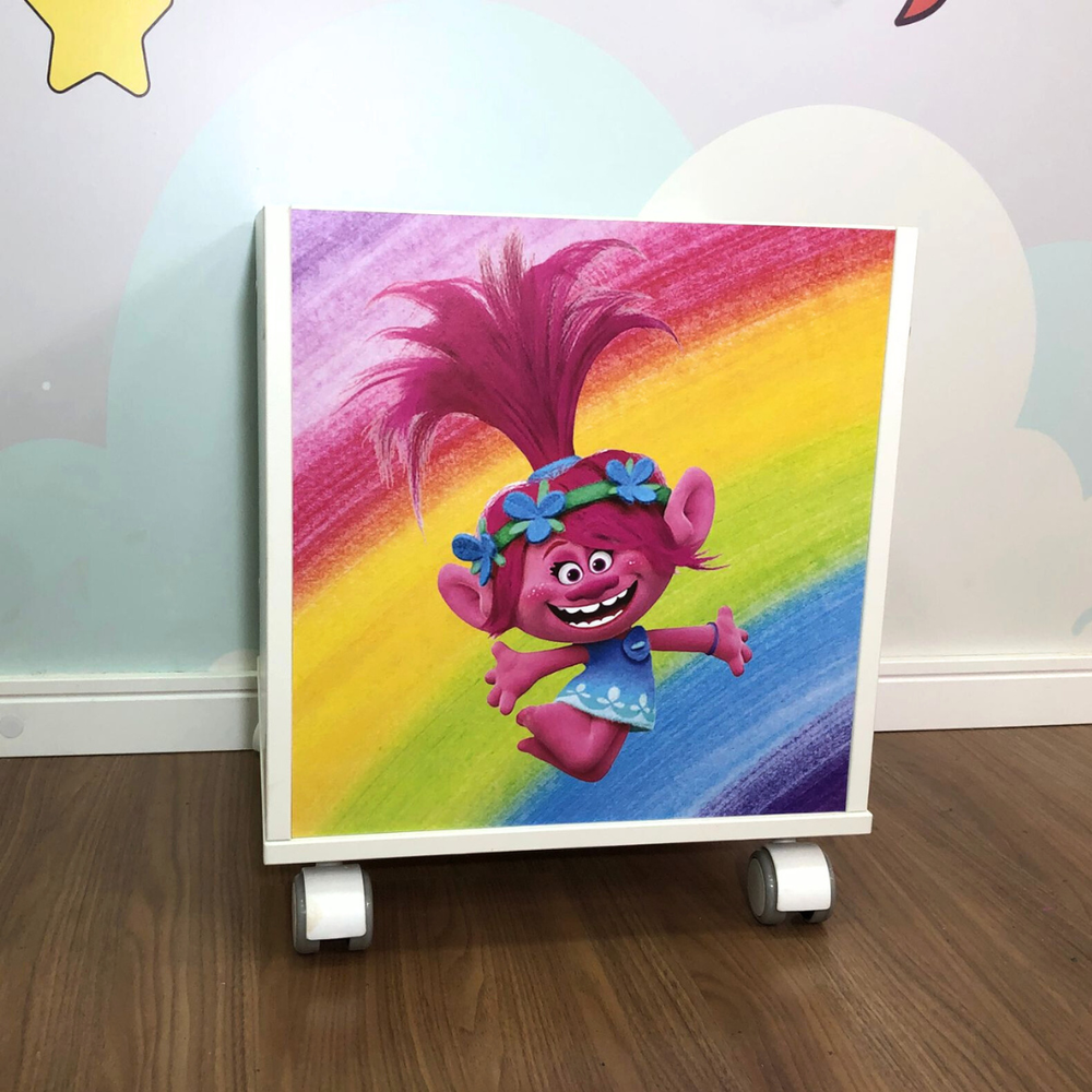 Baú de brinquedos com rodízio e tema poppy trolls