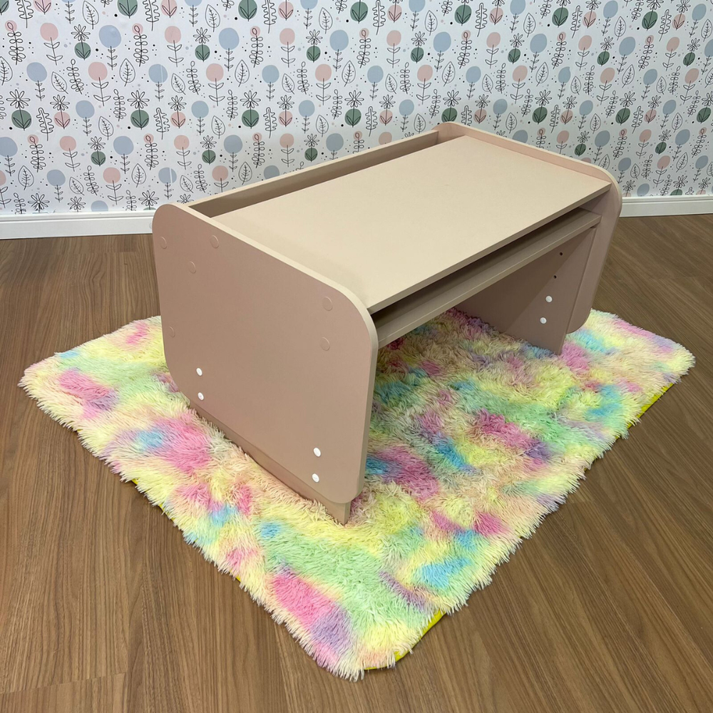 Mesa infantil grande com regulagem de altura - tampo cor rosa sal