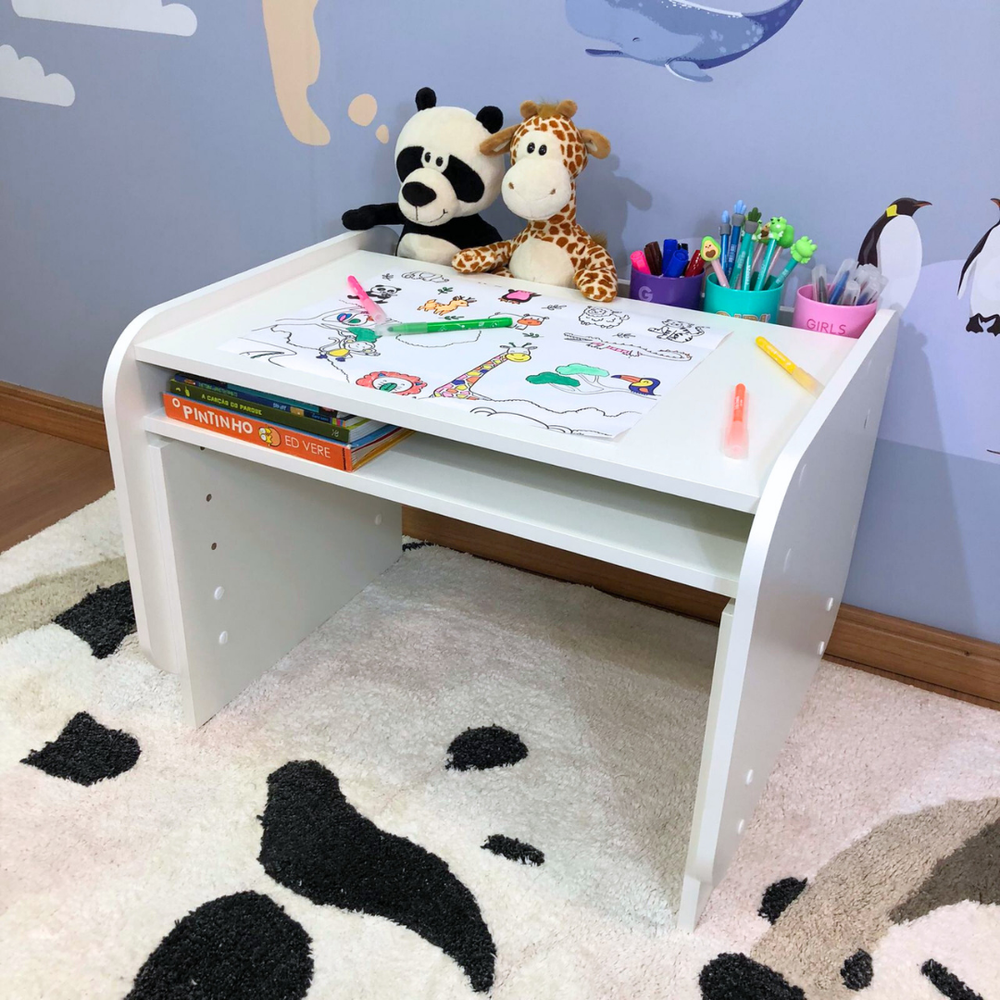 Mesa infantil pequena com regulagem de altura