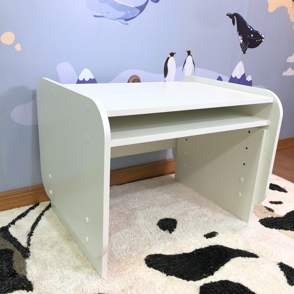 Mesa infantil pequena com regulagem de altura