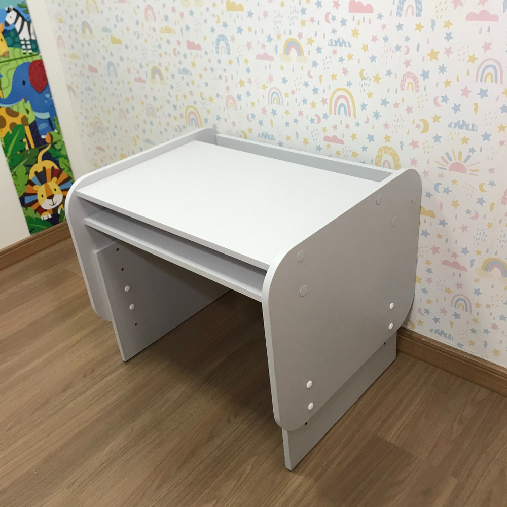 Mesa infantil pequena com regulagem de altura - cor cinza