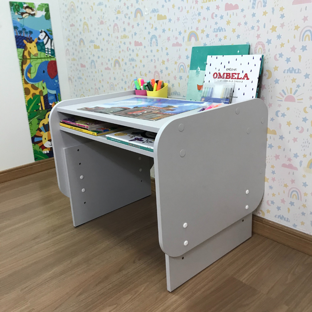 Mesa infantil pequena com regulagem de altura - cor cinza