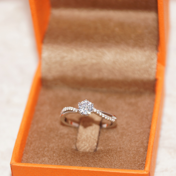 Anel Solitário Curva Ouro 18k