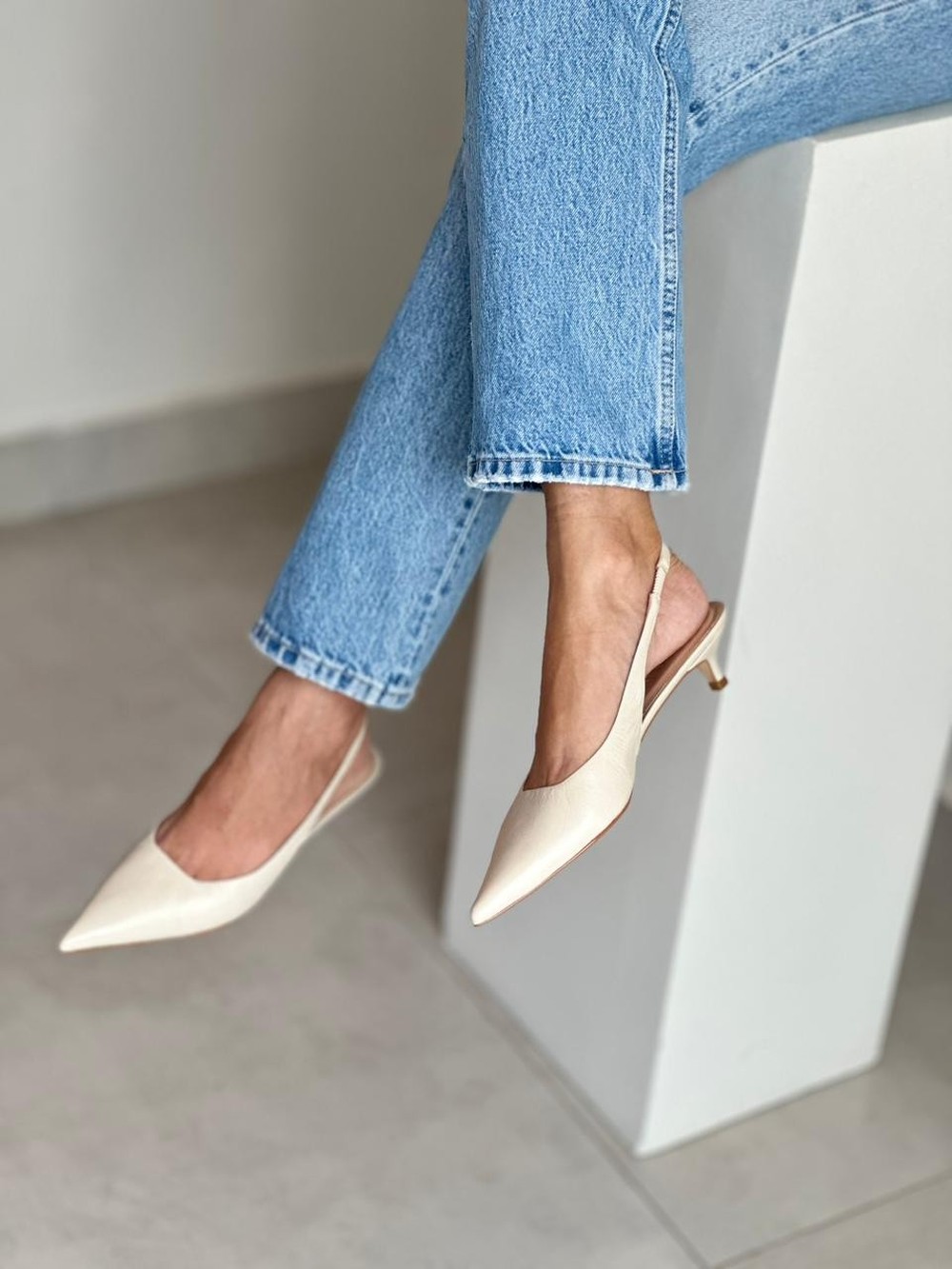 Scarpin Slingback Couro Off White Salto Fino