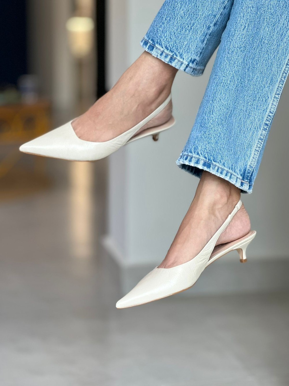 Scarpin Slingback Couro Off White Salto Fino