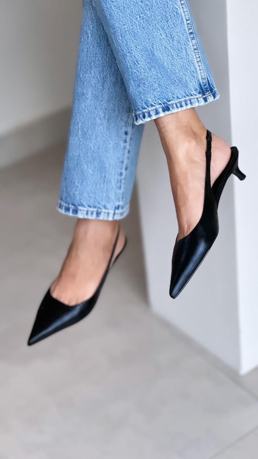 Scarpin Slingback Couro Preto Salto Fino