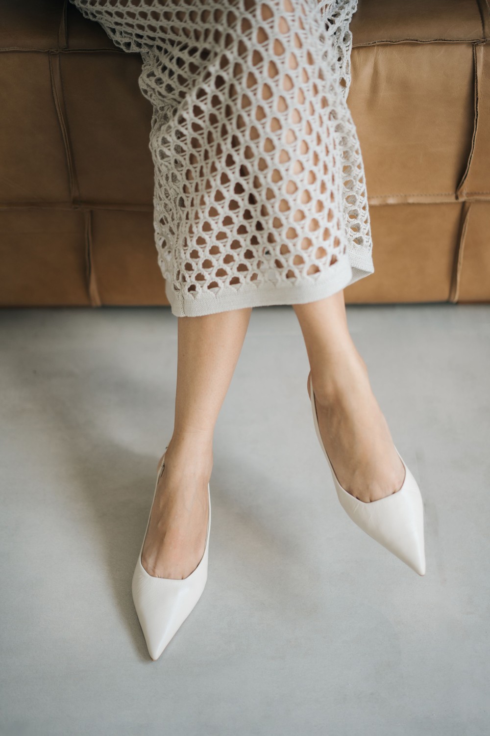 Scarpin Slingback Couro Off White Salto Fino