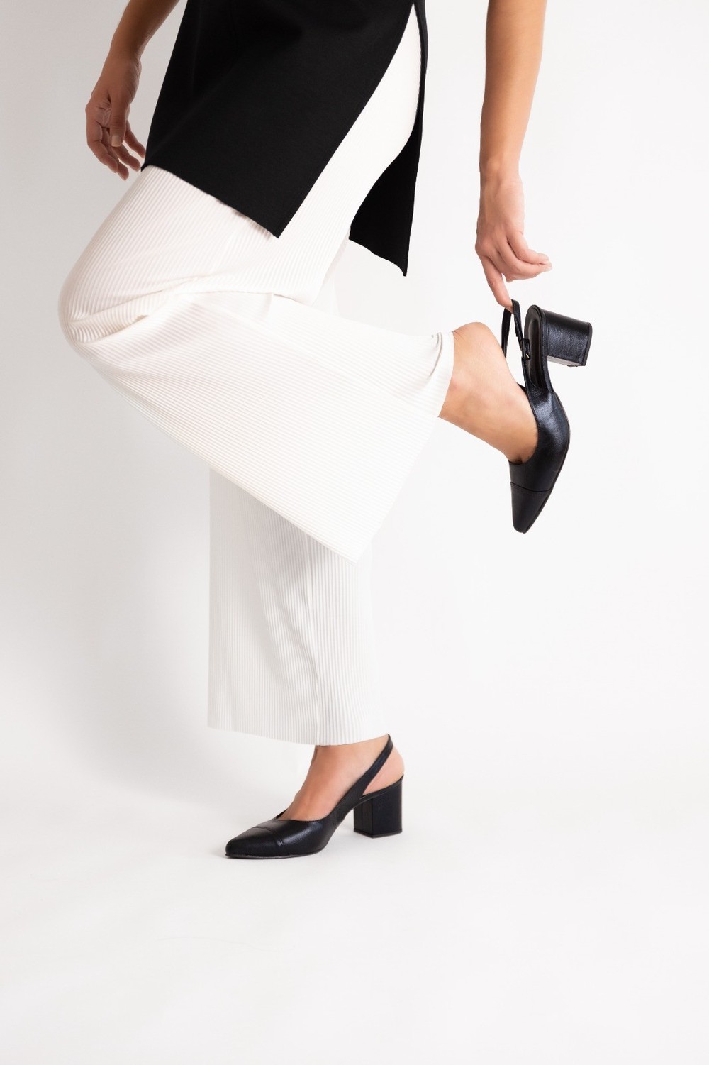 Scarpin Slingback Couro Preto Salto Bloco