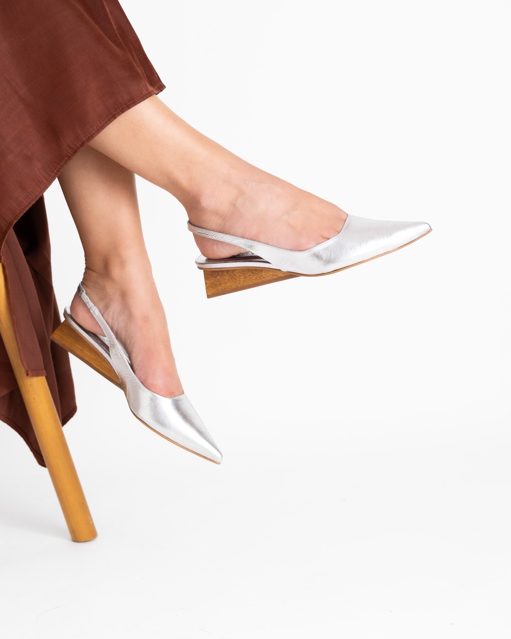 Scarpin Slingback Salto Madeira Lina Cristal Prata