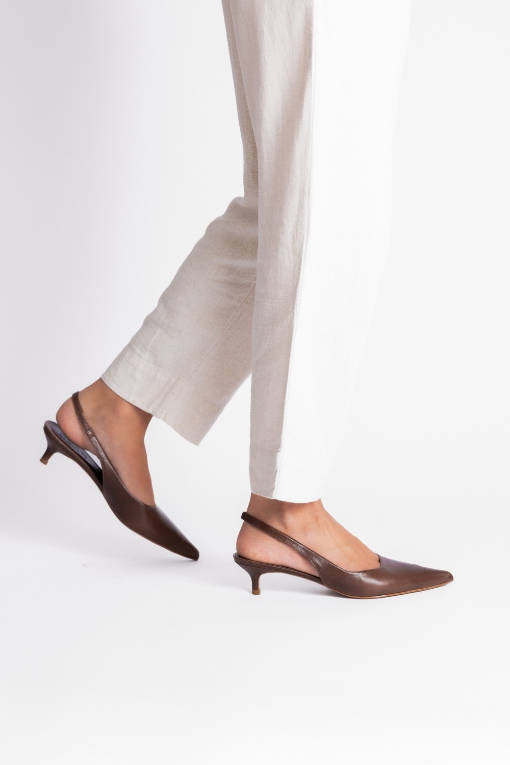 Scarpin Slingback Couro Cacau Salto Fino