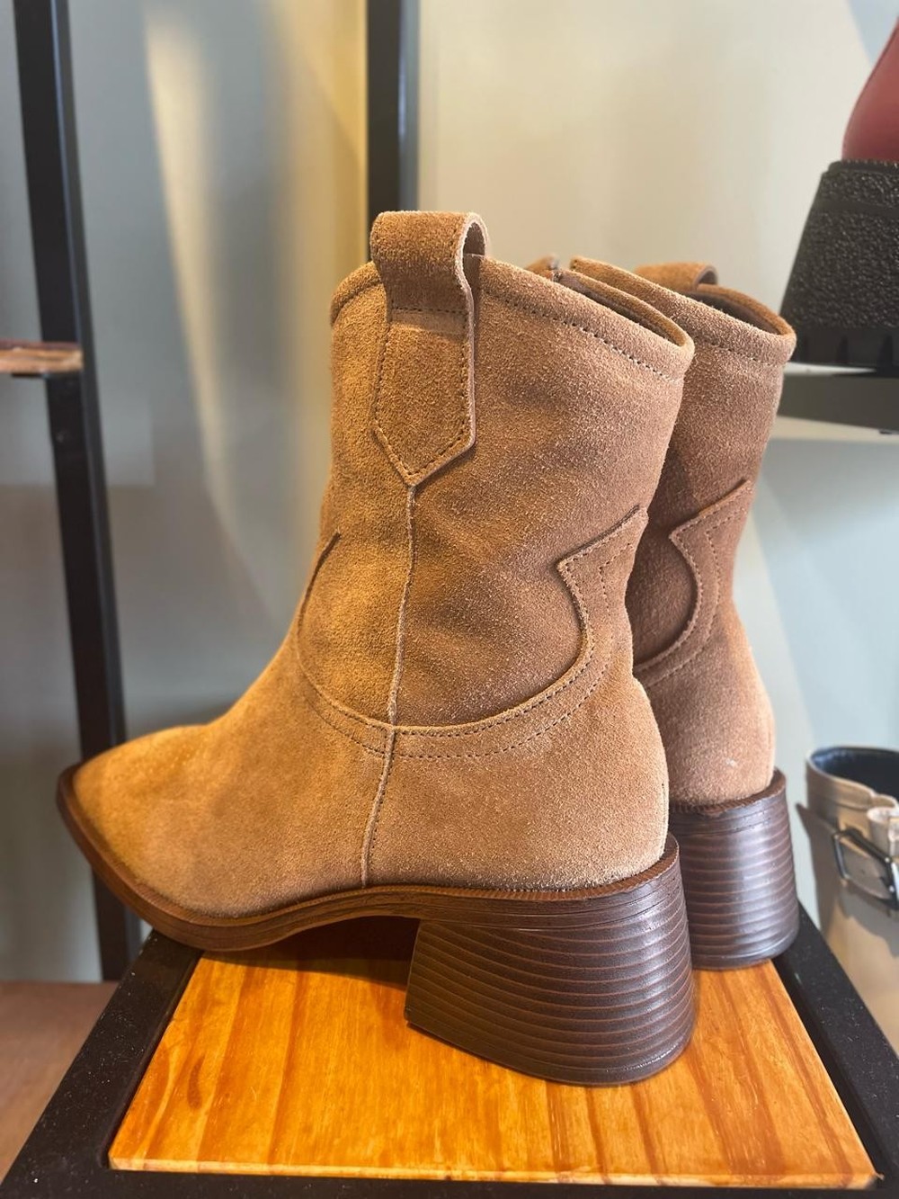 Bota estilo western camurça