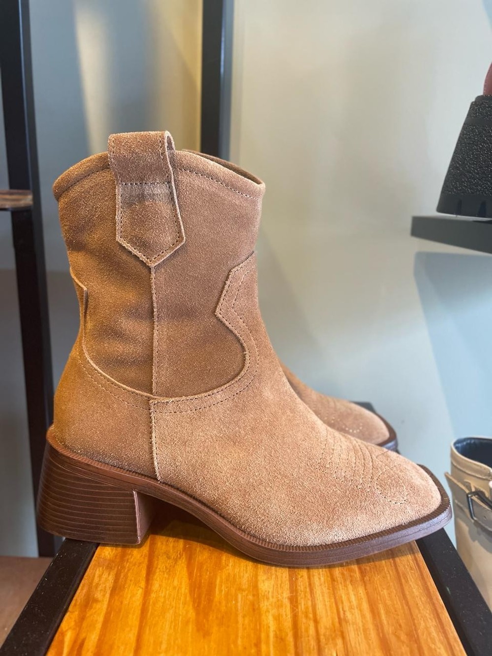 Bota estilo western camurça