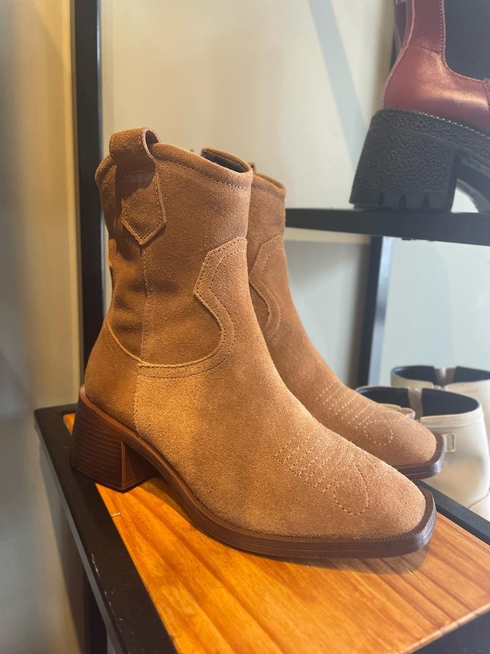 Bota estilo western camurça