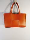 Bolsa Bottega Veneta Maxi Intrecciato Arco Tote Bege