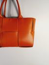 Bolsa Bottega Veneta Maxi Intrecciato Arco Tote Bege