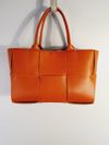 Bolsa Bottega Veneta Maxi Intrecciato Arco Tote Bege
