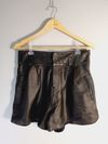 Shorts Verosenso couro