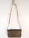 Bolsa Louis Vuitton Trotteur Monogramado