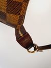 Bolsa Louis Vuitton Pochette Damier Ebene