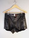 Shorts NK couro