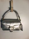 Bolsa Coach Pillow Tabby Metalic 18