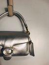 Bolsa Coach Pillow Tabby Metalic 18