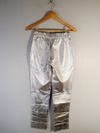 Calça de couro metalizada